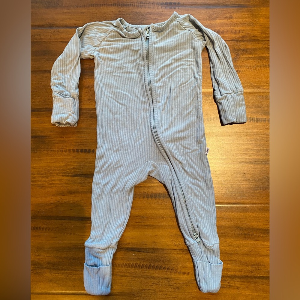 •LITTLE SLEEPIES• STORMY RIBBED • LIKE NEW • NO STAINS • NO PILLING •